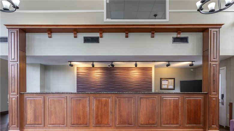 <b>Best Western Plaza Inn Lobby</b>. Images powered by <a href="https://iceportal.shijigroup.com/" title="IcePortal" target="_blank">IcePortal</a>.