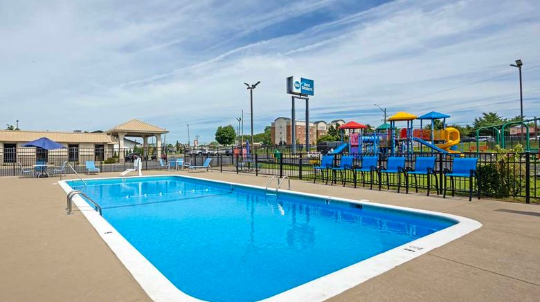 <b>Best Western Franklin Inn Pool</b>. Images powered by <a href="https://iceportal.shijigroup.com/" title="IcePortal" target="_blank">IcePortal</a>.