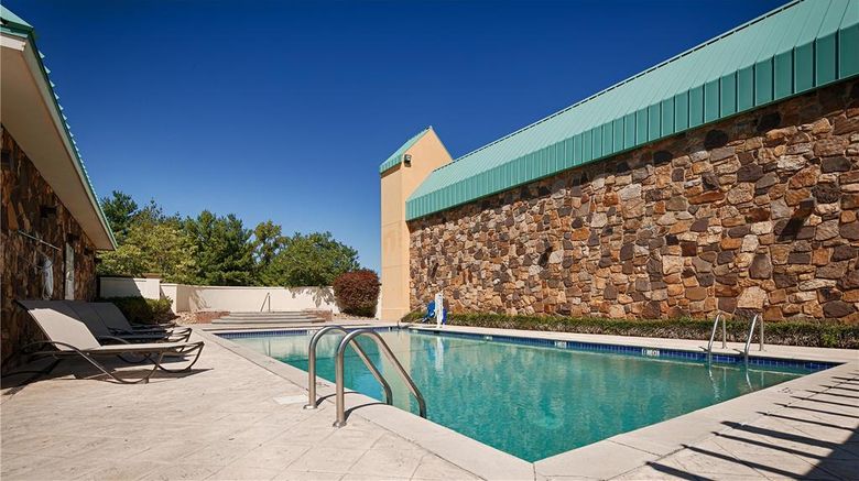 <b>Best Western Newport Inn Pool</b>. Images powered by <a href="https://iceportal.shijigroup.com/" title="IcePortal" target="_blank">IcePortal</a>.