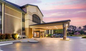 Best Western Plus Cedar Bluff Inn