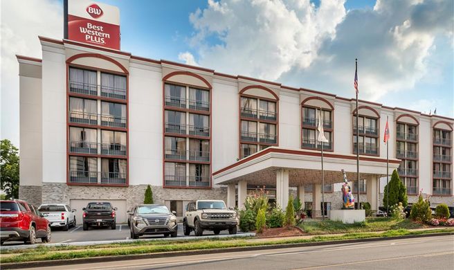 Best Western Plus Music Row Exterior