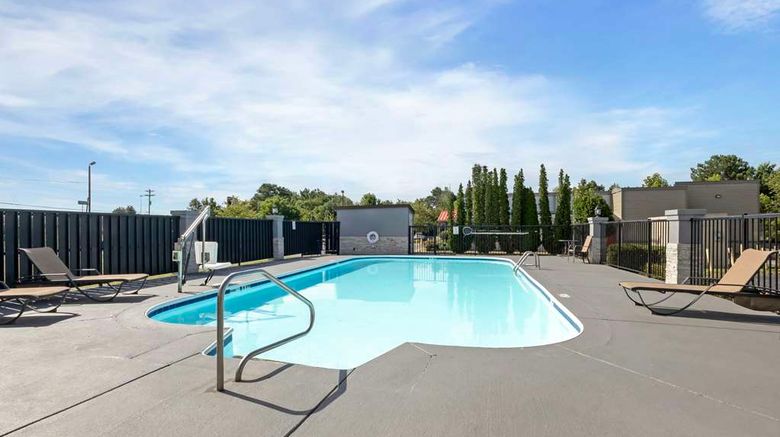<b>Best Western Executive Inn Pool</b>. Images powered by <a href="https://iceportal.shijigroup.com/" title="IcePortal" target="_blank">IcePortal</a>.