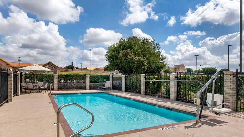 <b>Best Western Plus Lake Worth Inn & Suite Pool</b>. Images powered by <a href="https://iceportal.shijigroup.com/" title="IcePortal" target="_blank">IcePortal</a>.