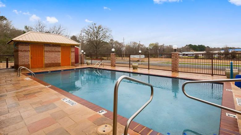 <b>Best Western Executive Inn Pool</b>. Images powered by <a href="https://iceportal.shijigroup.com/" title="IcePortal" target="_blank">IcePortal</a>.