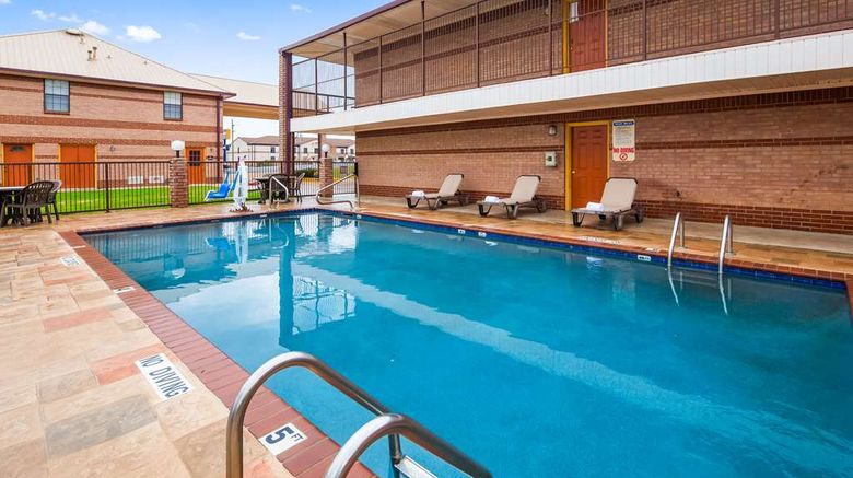 <b>Best Western Executive Inn Pool</b>. Images powered by <a href="https://iceportal.shijigroup.com/" title="IcePortal" target="_blank">IcePortal</a>.