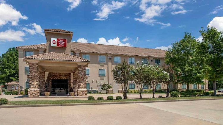 Best Western Plus Crown Colony Inn Suite Exterior