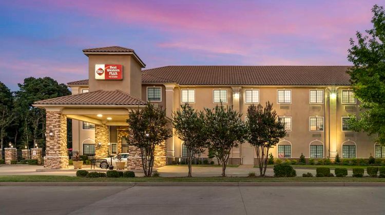 Best Western Plus Crown Colony Inn Suite Exterior