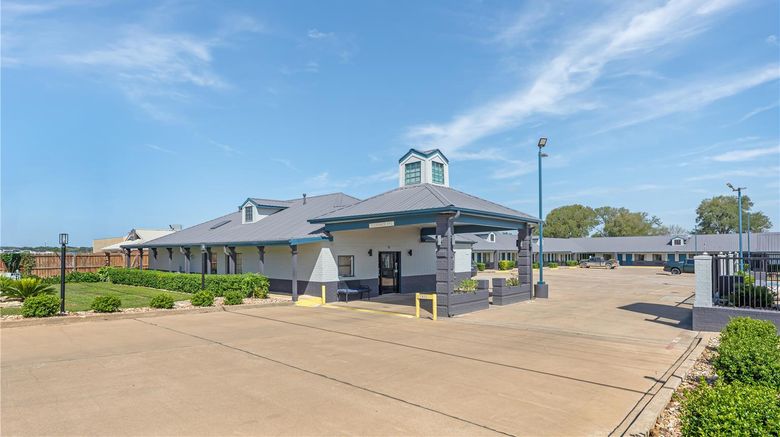 <b>Best Western Regency Inn & Suites Exterior</b>. Images powered by <a href="https://iceportal.shijigroup.com/" title="IcePortal" target="_blank">IcePortal</a>.