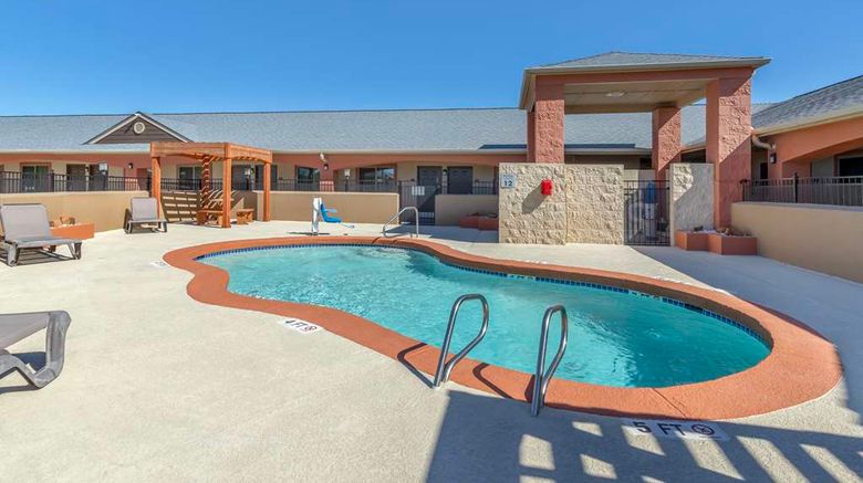 <b>Best Western Windwood Inn & Suites Pool</b>. Images powered by <a href="https://iceportal.shijigroup.com/" title="IcePortal" target="_blank">IcePortal</a>.