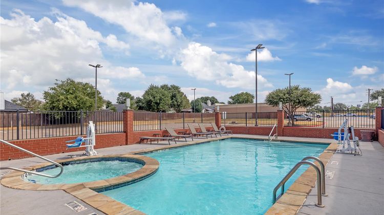 Best Western Plus Lake Dallas Inn & Stes Pool