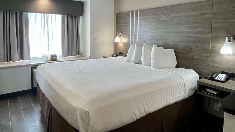 <b>Best Western Roanoke Inn & Suites Suite</b>. Images powered by <a href="https://iceportal.shijigroup.com/" title="IcePortal" target="_blank">IcePortal</a>.