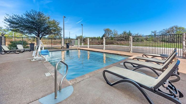 <b>Best Western La Grange Inn & Suites Pool</b>. Images powered by <a href="https://iceportal.shijigroup.com/" title="IcePortal" target="_blank">IcePortal</a>.