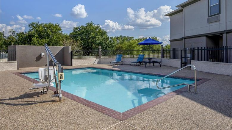 <b>Best Western Limestone Inn & Suites Pool</b>. Images powered by <a href="https://iceportal.shijigroup.com/" title="IcePortal" target="_blank">IcePortal</a>.