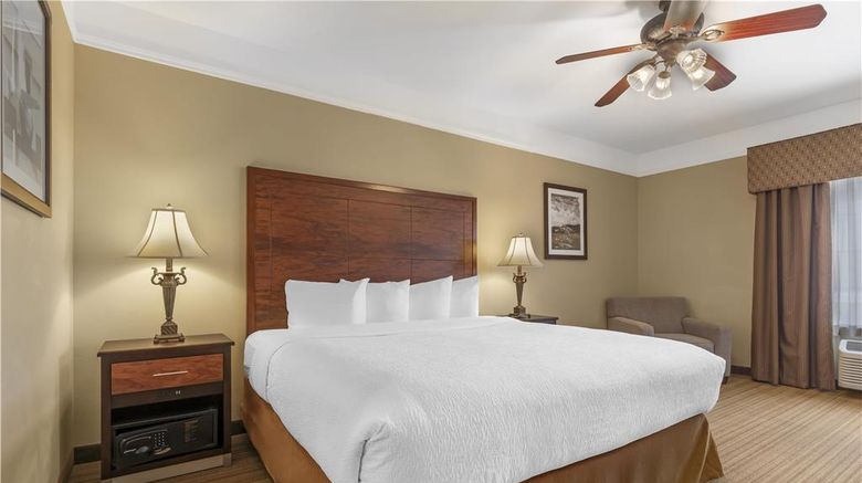 <b>Best Western Plus Monica Royale Inn Stes Room</b>. Images powered by <a href="https://iceportal.shijigroup.com/" title="IcePortal" target="_blank">IcePortal</a>.