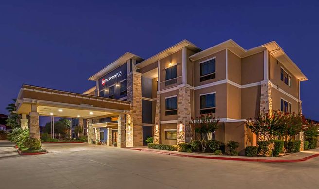 Best Western Plus Lytle Inn & Suites Exterior