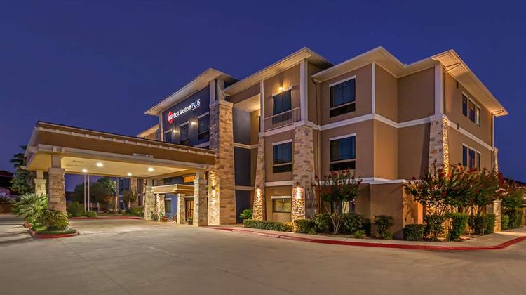 Best Western Plus Lytle Inn & Suites Exterior
