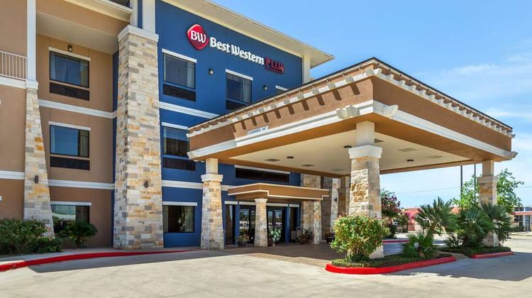 Best Western Plus Lytle Inn & Suites Exterior