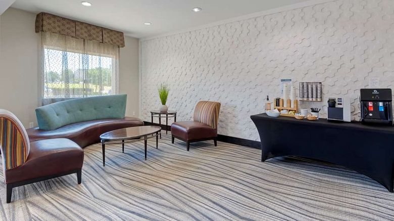 <b>Best Western Plus Arlington North Hotel Lobby</b>. Images powered by <a href="https://iceportal.shijigroup.com/" title="IcePortal" target="_blank">IcePortal</a>.