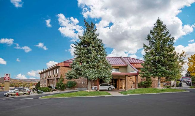Best Western Plus Landmark Inn Exterior