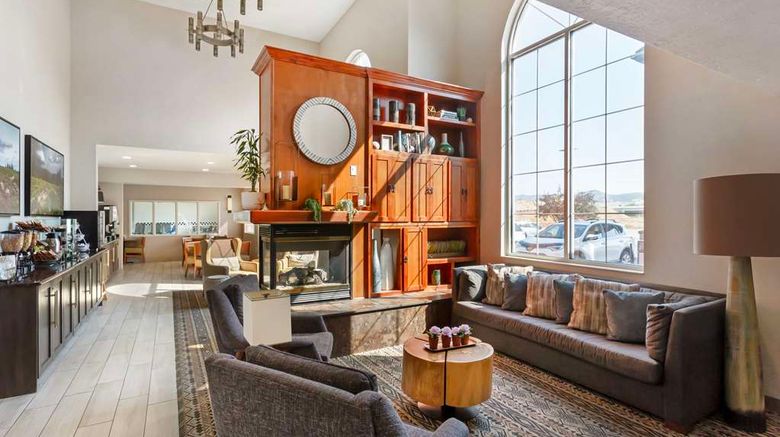<b>Best Western Holiday Hills Lobby</b>. Images powered by <a href="https://iceportal.shijigroup.com/" title="IcePortal" target="_blank">IcePortal</a>.