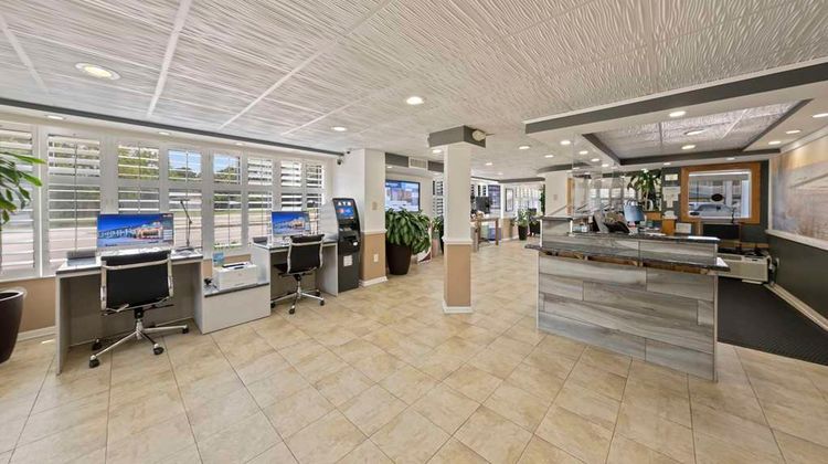 Best Western Plus Holiday Sands Inn Lobby