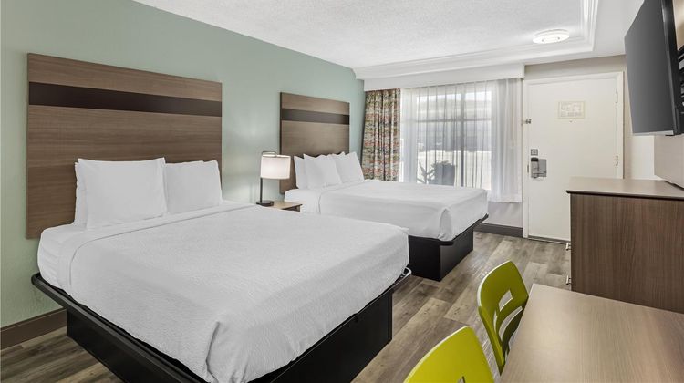 Best Western Plus Holiday Sands Inn Room