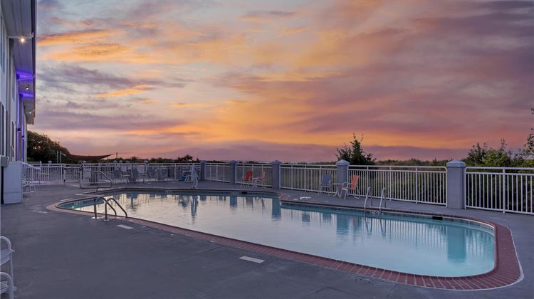 Best Western Plus Holiday Sands Inn Pool