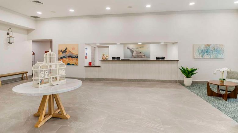 <b>Best Western Plus Crossroads Inn & Suite Lobby</b>. Images powered by <a href="https://iceportal.shijigroup.com/" title="IcePortal" target="_blank">IcePortal</a>.