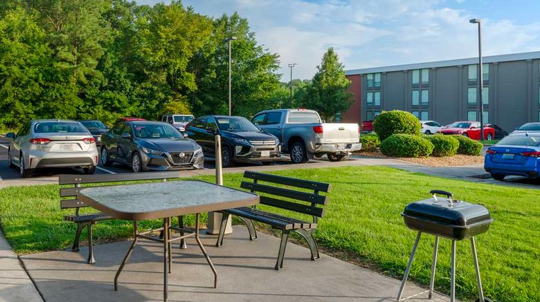 <b>Best Western Plus Hopewell Inn Exterior</b>. Images powered by <a href="https://iceportal.shijigroup.com/" title="IcePortal" target="_blank">IcePortal</a>.