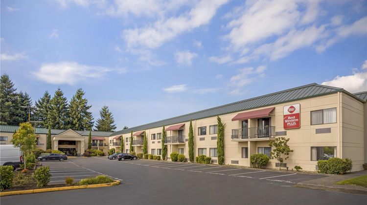 Best Western Plus Plaza by the Green Exterior