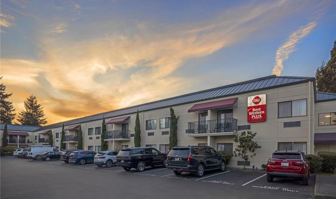 Best Western Plus Plaza by the Green Exterior