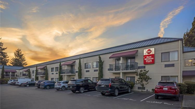 Best Western Plus Plaza by the Green Exterior
