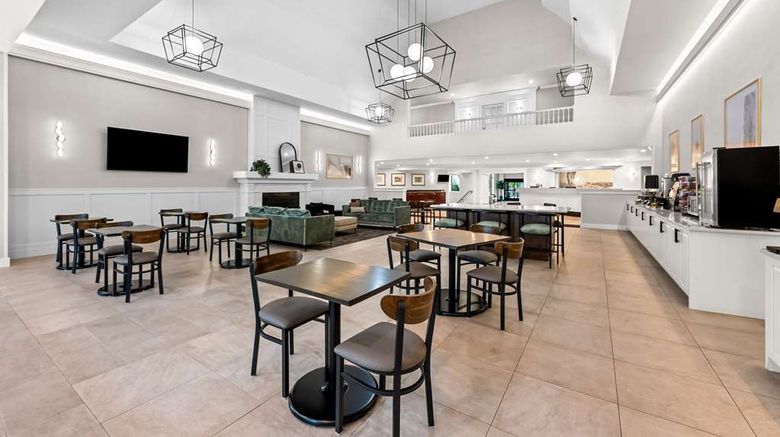 <b>Best Western Plus Puyallup Hotel Restaurant</b>. Images powered by <a href="https://iceportal.shijigroup.com/" title="IcePortal" target="_blank">IcePortal</a>.