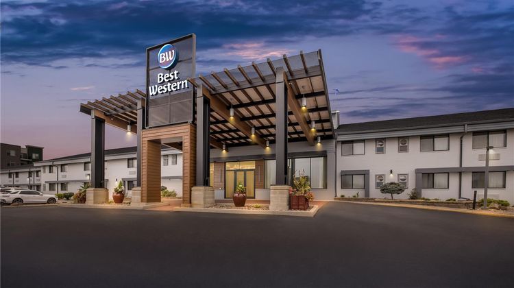 Best Western West Towne Suites Exterior