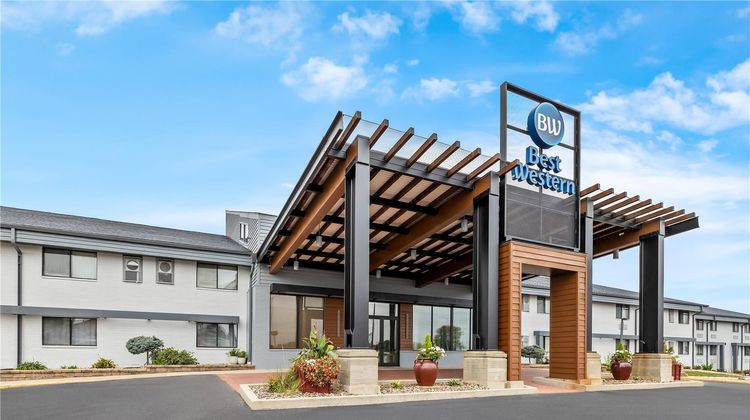 Best Western West Towne Suites Exterior