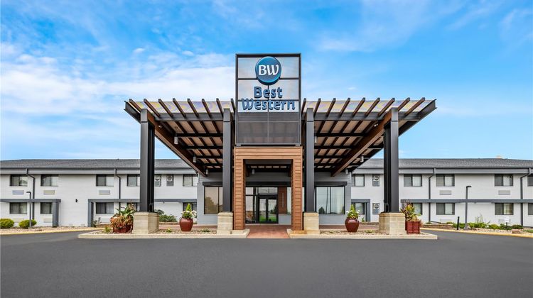 Best Western West Towne Suites Exterior