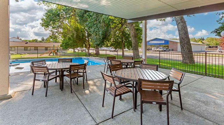 <b>Best Western Sunset Inn Pool</b>. Images powered by <a href="https://iceportal.shijigroup.com/" title="IcePortal" target="_blank">IcePortal</a>.