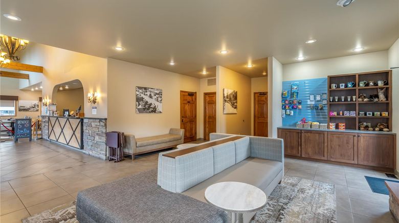 <b>Best Western Sunset Inn Lobby</b>. Images powered by <a href="https://iceportal.shijigroup.com/" title="IcePortal" target="_blank">IcePortal</a>.