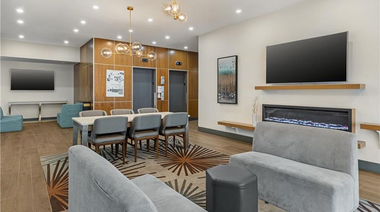 <b>Best Western Plus Suites Downtown Lobby</b>. Images powered by <a href="https://iceportal.shijigroup.com/" title="IcePortal" target="_blank">IcePortal</a>.