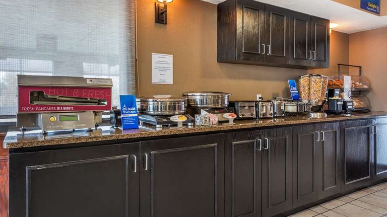 <b>Best Western Strathmore Inn Restaurant</b>. Images powered by <a href="https://iceportal.shijigroup.com/" title="IcePortal" target="_blank">IcePortal</a>.