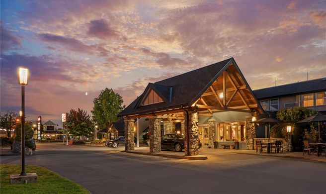 Best Western Plus Emerald Isle Hotel Exterior
