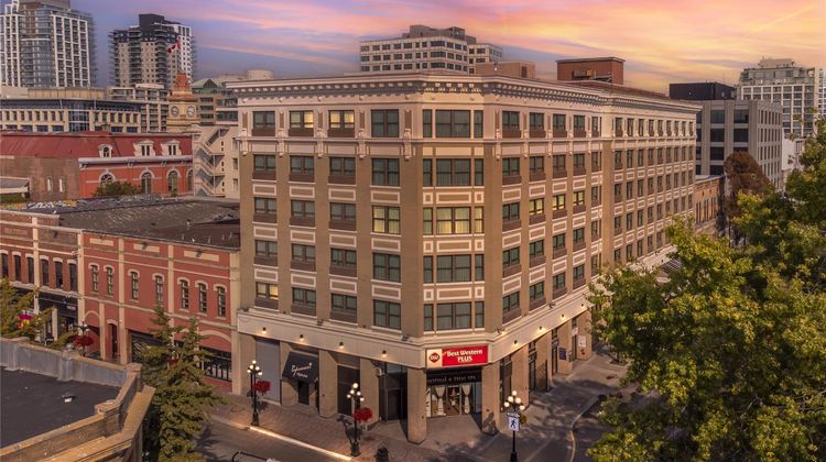 Best Western Plus Carlton Plaza Hotel Exterior
