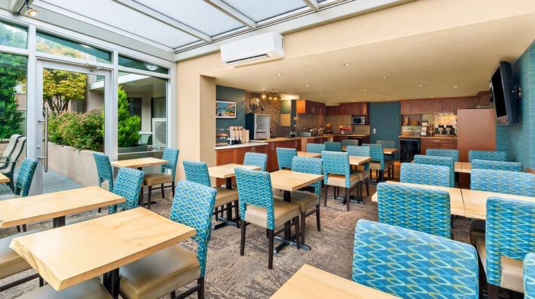 <b>Best Western Plus Inner Harbour Restaurant</b>. Images powered by <a href="https://iceportal.shijigroup.com/" title="IcePortal" target="_blank">IcePortal</a>.