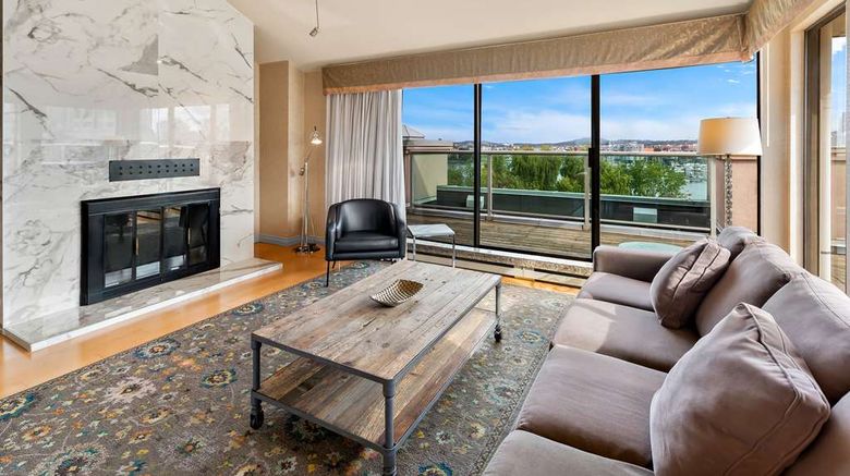 <b>Best Western Plus Inner Harbour Suite</b>. Images powered by <a href="https://iceportal.shijigroup.com/" title="IcePortal" target="_blank">IcePortal</a>.