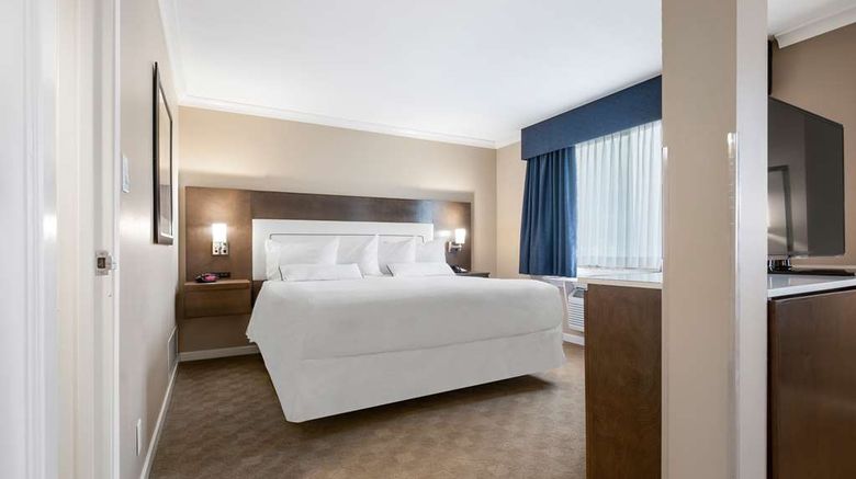 <b>Best Western Plus Columbia River Hotel Suite</b>. Images powered by <a href="https://iceportal.shijigroup.com/" title="IcePortal" target="_blank">IcePortal</a>.