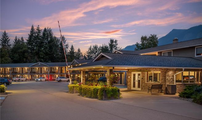 Best Western Sicamous Inn Exterior