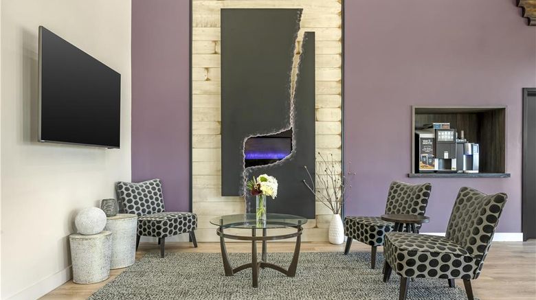 <b>Best Western Plus Woodstock Hotel & Conf Lobby</b>. Images powered by <a href="https://iceportal.shijigroup.com/" title="IcePortal" target="_blank">IcePortal</a>.