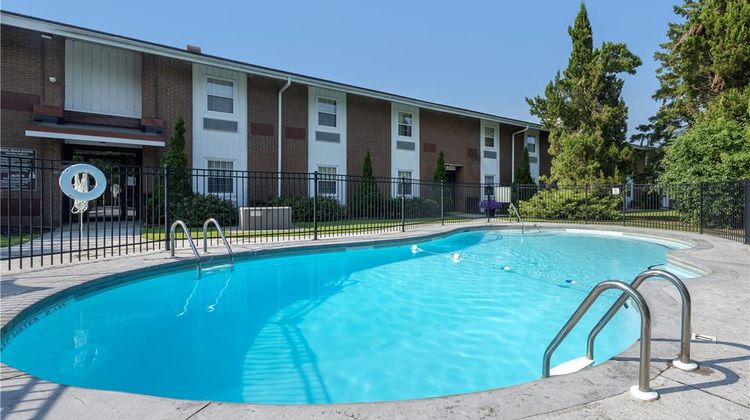 Best Western Parkway Inn & Conf Centre Pool