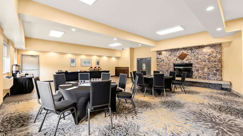<b>Best Western Plus Nor'Wester Hotel & Cnf Meeting</b>. Images powered by <a href="https://iceportal.shijigroup.com/" title="IcePortal" target="_blank">IcePortal</a>.