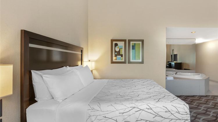 Best Western Plus Travel Hotel Toronto Suite